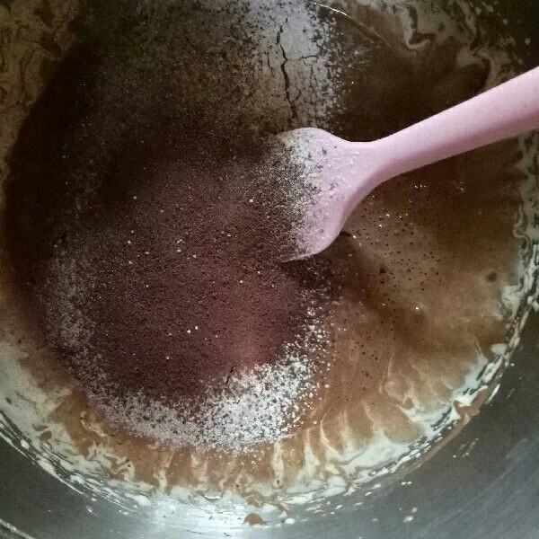 Ayak tepung terigu, cokelat bubuk, dan garam. Kemudian aduk balik perlahan hingga rata.