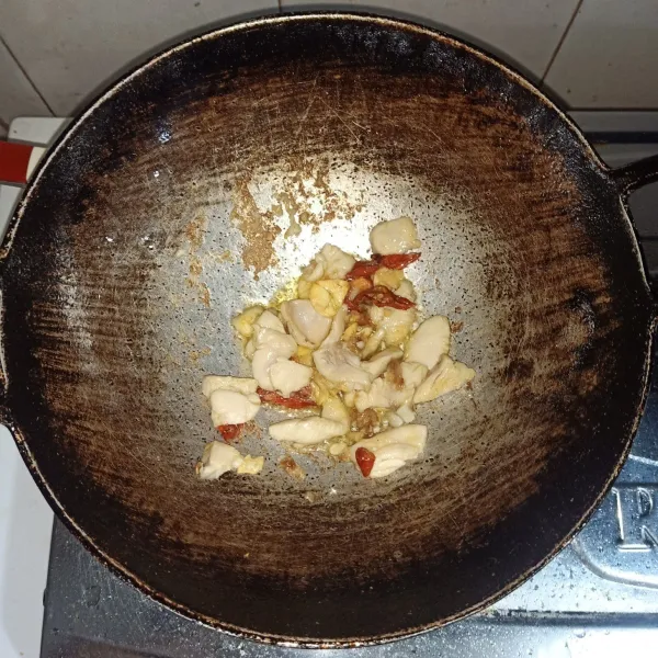 Masukkan ayam yang sudah dimarinasi, masak hingga daging ayam matang