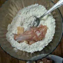 Ayam yang sudah didiamkan kemudian diberi sedikit air lalu satu persatu dibalut tepung