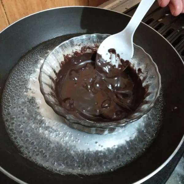 Tim dark coklat hingga mencair lalu celupkan ke dua ujung eclair ke dalam coklat lakukan hingga semua bahan habis tunggu hingga coklat set dan eclair celup coklat siap untuk disajikan.