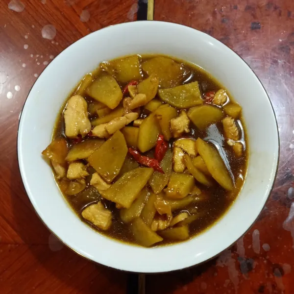 Cah ayam kentang kecap siap disajikan