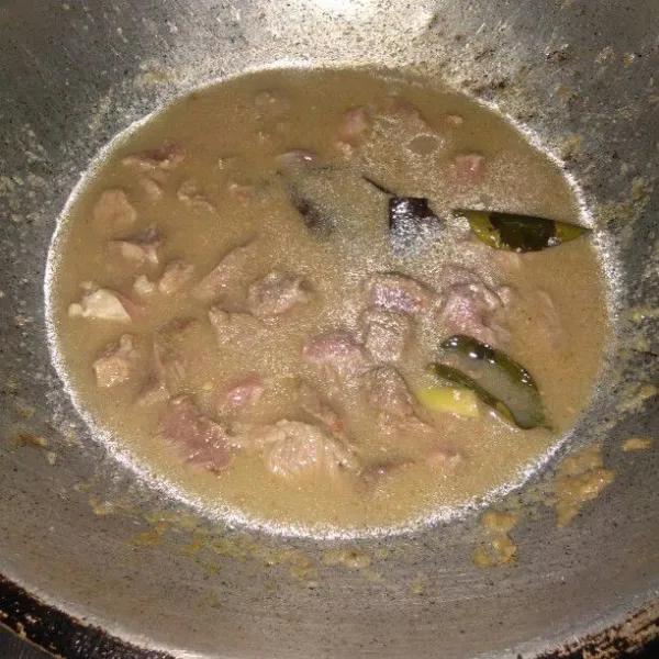 Tambahkan sedikit air, masak sampai daging empuk