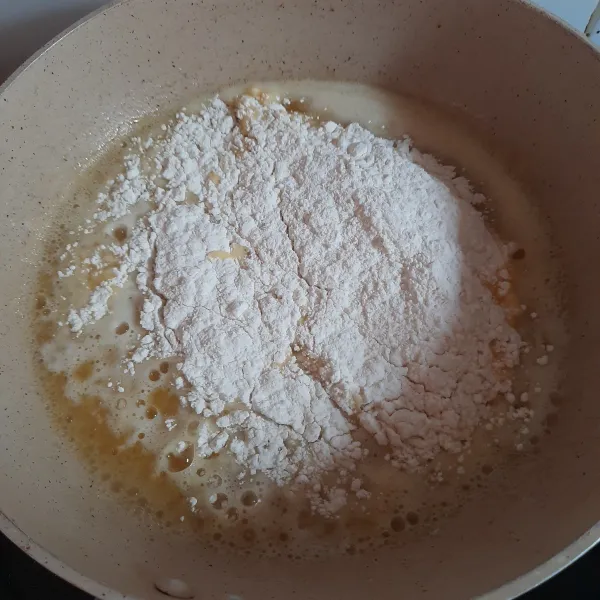 Masukkan segera tepung terigu. Aduk cepat hingga tercampur rata menjadi adonan.
