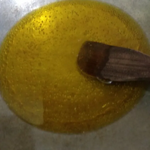 Masak butter (mentega), garam, dan air hingga larut. Kecilkan api