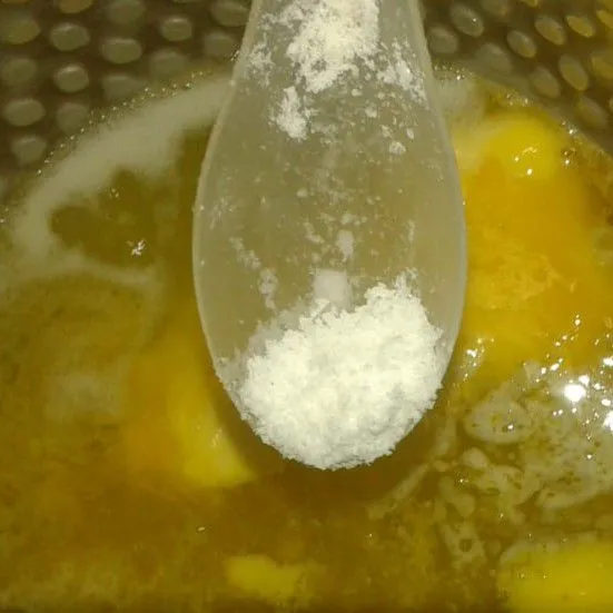 Dalam panci rebus air dan margarin. Tambahkan garam. Didihkan.