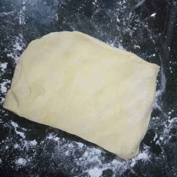 Siapkan puff pastry homemade, jika baru keluar dari kulkas diamkan dulu selama 30 menit agar puff pastry lentur, jika terasa lengket taburi dengan tepung. Jangan lupa juga untuk menaburkan tepung pada alas/meja untuk menggilaa.