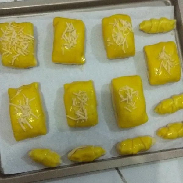 beri olesan kuning telur lalu taburi keju. panggang sampai matang di suhu oven 200 derajat.