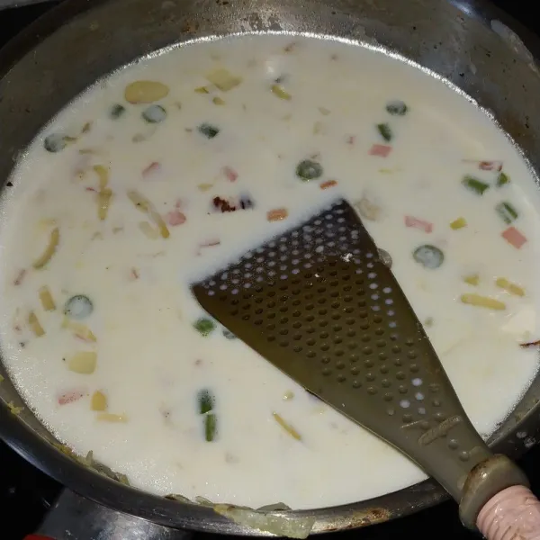 Masukkan buncis, wortel, UHT, dan tepung terigu. Masak hingga mengental. Matikan kompor, tambahkan whip cream.