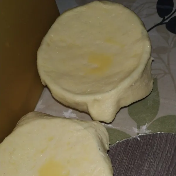 Pindahkan ke wadah bulat. Letakkan puff pastry di atasnya. Oleh engan eggwash. Panggang hingga matang.