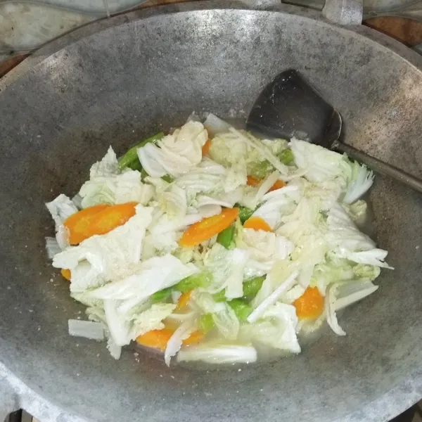 Setelah sayuran empuk beri gula pasir, garam, dan kaldu ayam bubuk. Lalu koreksi rasa. Terakhir masukan daun sawi. Aduk rata biarkan hingga daun sawi sedikit layu. Matikan kompor.