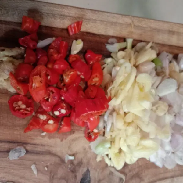 Potong kasar bawang merah, bawang putih, cabai rawit, dan geprek jahe