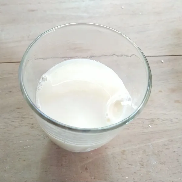 Masukkan gula pasir pada susu full cream hangat. Tunggu sampai hangat kuku lalu masukkan ragi. Aduk dan tutup dengan tutup gelas. Diamkan selama sekitar 5 menit sampai raginya aktif.