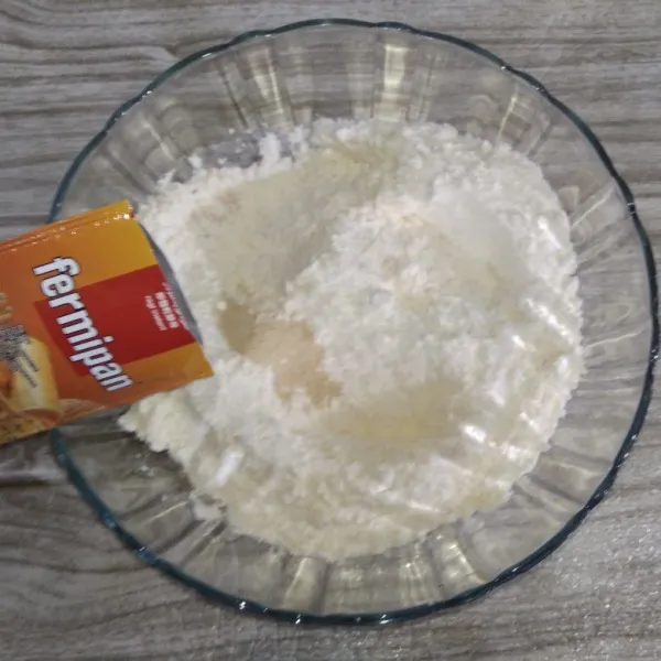 Campur semua bahan jadi satu. Sisakan margarin 50 gram untuk pelapis adonan. Kemudian uleni hingga kalis