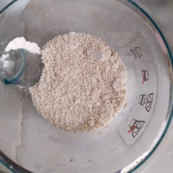 Blender instant oat hingga halus dan menjadi tepung