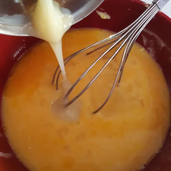 Campur telur,susu dan air,aduk rata dengan wisk,kemudian masukkan vanili bubik,saring agar tak bergerindil.