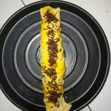 Kepang bagian kulit samping ke depan lalu olesi permukaan pastry dengan kuning telur  dan taburi toping.Oven selama 25 menit dengan suhu 200°C.Angkat dan sajikan jika sudah dingin.