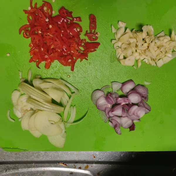 Rajang bawang merah, bawang bombay dan bawang putih. Potong tipis cabe keriting.
