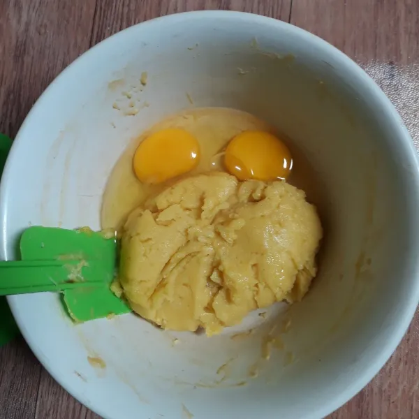 Tuang adonan ke tempat baskom berbeda tambahkan telur ayam aduk rata.