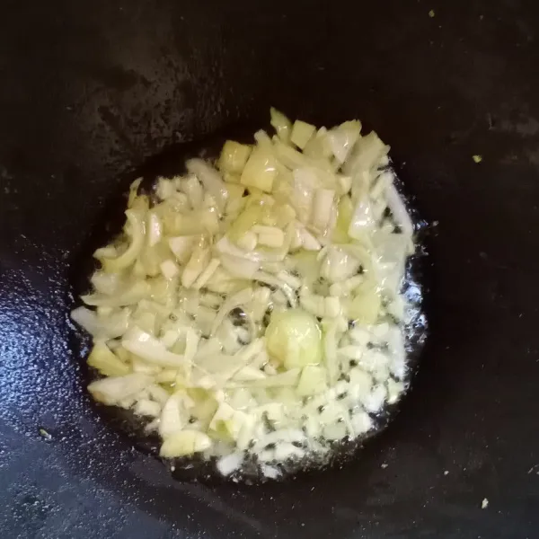 Iris bawang putih dan bawang bombay, tumis sampai wangi.