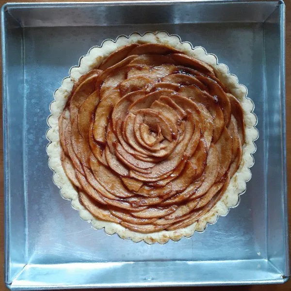 Oven kembali selama 30 - 45 menit, dengan suhu 170⁰. Atau disesuaikan dengan oven masing². Setelah matang, keluarkan pie.