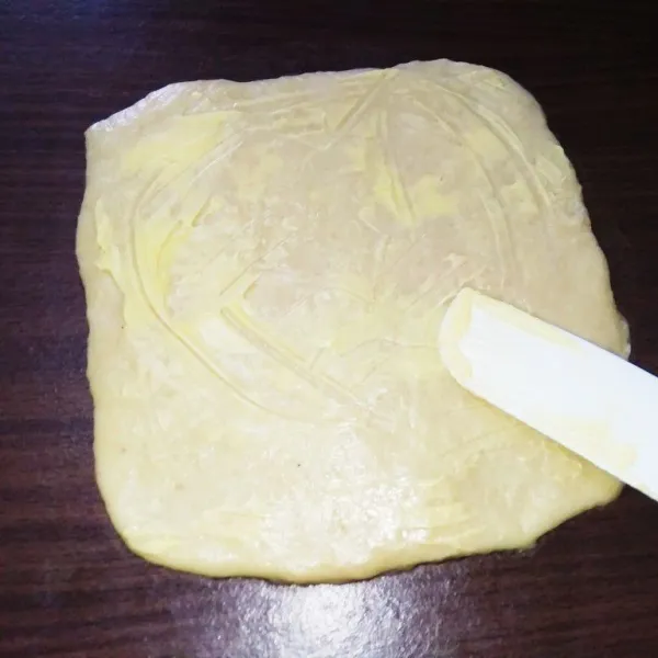Pipihhkan adonan, kemudian olesi sisa margarin, lipat tepi ujungnya, kemudian lipat berbentuk amplop. Gilas/pipihhkan kembali, olesi margarin, lipat tepi ujungnya, lalu lipat kembali berbentuk amplop, lakukan step ini hingga 3 kali. Kemudian tutup dengan plastik warp, diamkan dalam kulkas 3- jam. Siap dipakai