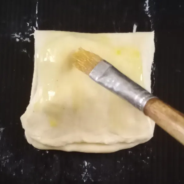 Oles dengan kuning telur, panggang sampai matang.