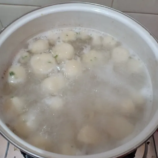 Didihkan air lalu rebus baso aci hingga menggambang.