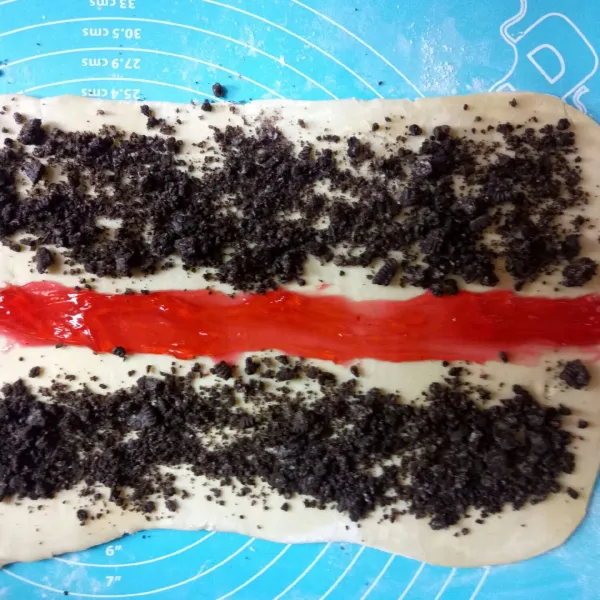 Taburin oreo di sisi bawah dan atas kulit pastry, tengahnya diberi selai strawberry.