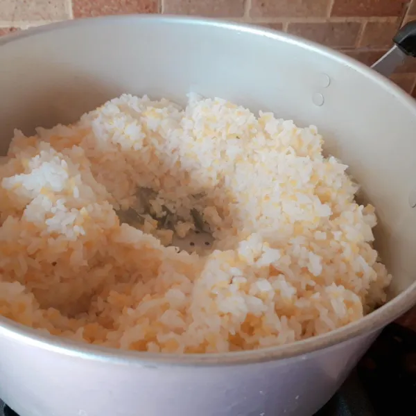 Kukus nasi jagung 30 menit hingga matang