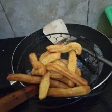 panaskan minyak, semprotkan adonan dari spluit kedalam minyak. goreng hingga matang. angkat dan tiriskan lalu taburi gula salju. sajikan.