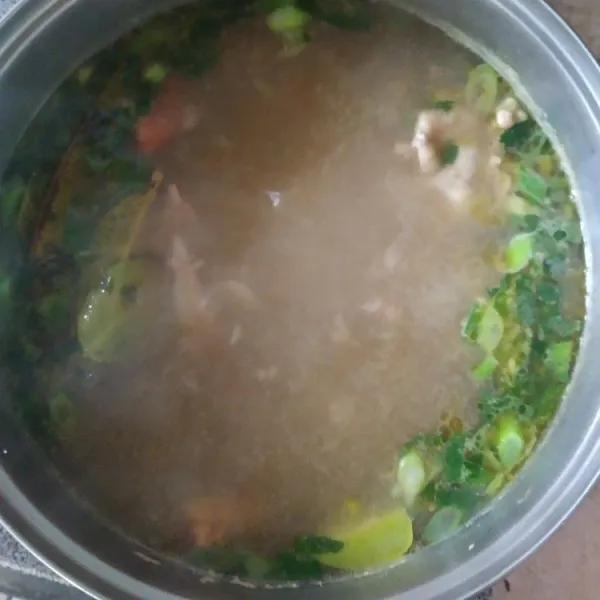 Masukkan tumisan bumbu ke dalam kuah kaldu, masak hingga mendidih. Bumbui dengan kaldu bubuk, garam, dan merica, lalu tes rasa. Terakhir tambahkan potongan tomat, seledri, dan daun bawang. Masak dengan api kecil