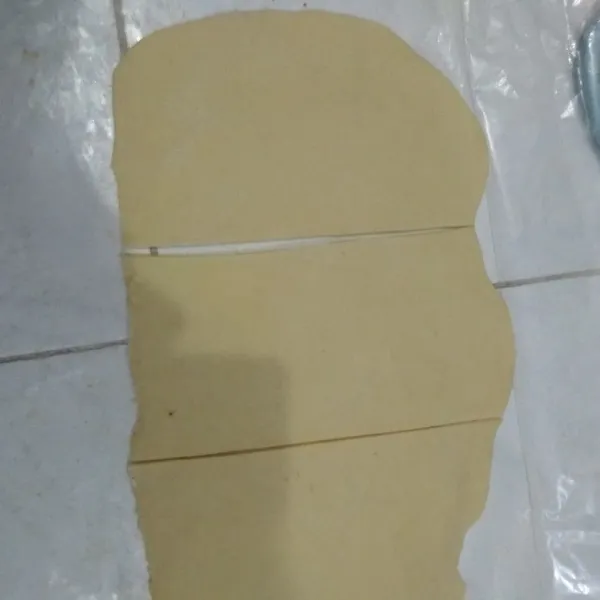 setelah itu potong2 untuk kulit bolennya.
