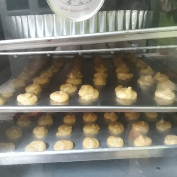 Panggang suhu 200c hingga 20 menit, lalu turunkan suhu 180 c selama 15 menit , tiriskan di cooling rak, sajikan dengan gula halus tabur kayu manis.