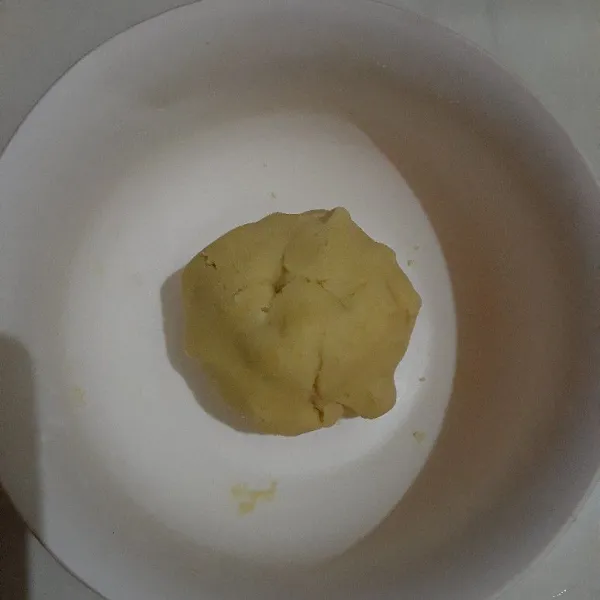 Kemudian masukkan telurnya, aduk merata tapi jangan sampai di uleni. Bulatkan. Masukkan dalam plastik wrap dan simpan dalam kulkas selama 15 menit.