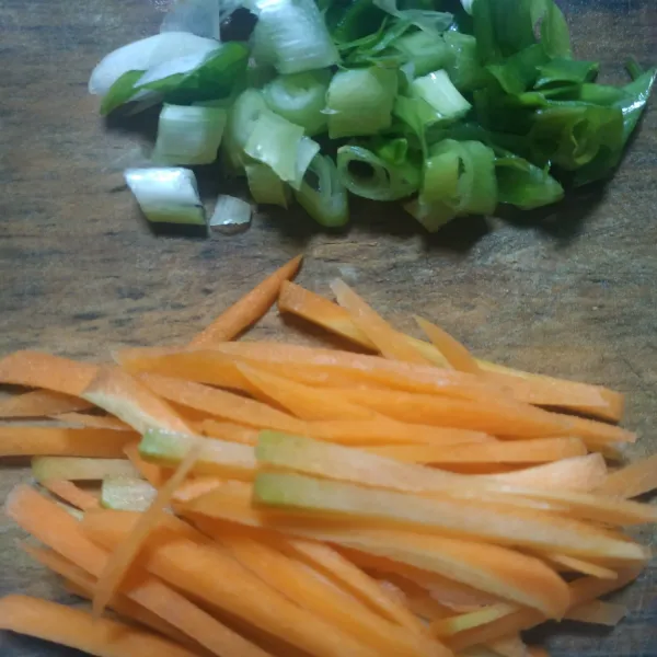 Cuci bersih wortel dan daun bawang. Kupas wortel kemudian potong-potong memanjang seperti pada foto. Potong daun bawang kecil-kecil atau sesuai selera.