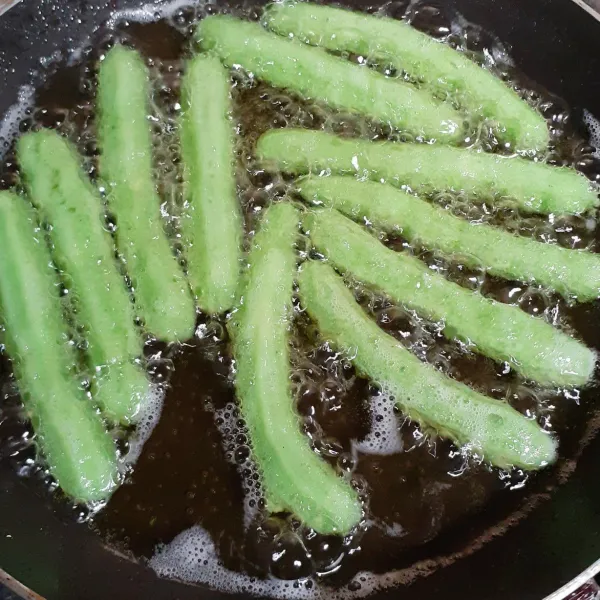 Goreng churros hingga matang. Sajikan.