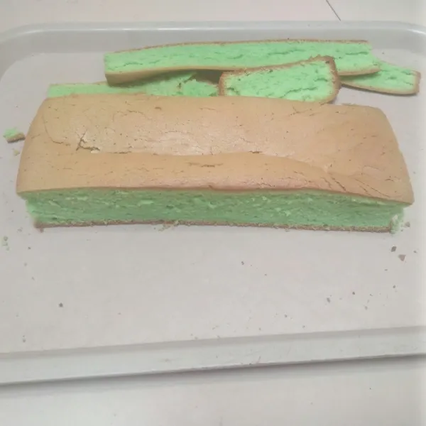 Setelah cake matang angkat dinginkan, potong bagian setiap sisi cake.