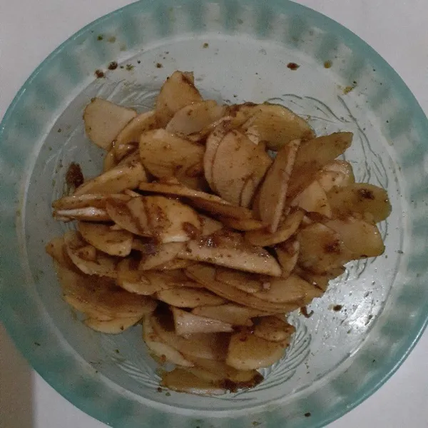 Lalu masukkan gula pasir halus, gula palem, kayu manis bubuk dan garam. Aduk merata. Simpan di dalam kulkas selama 30 menit - 1 jam sampai berair. Kemudian pisahkan apel dan air/jusnya.