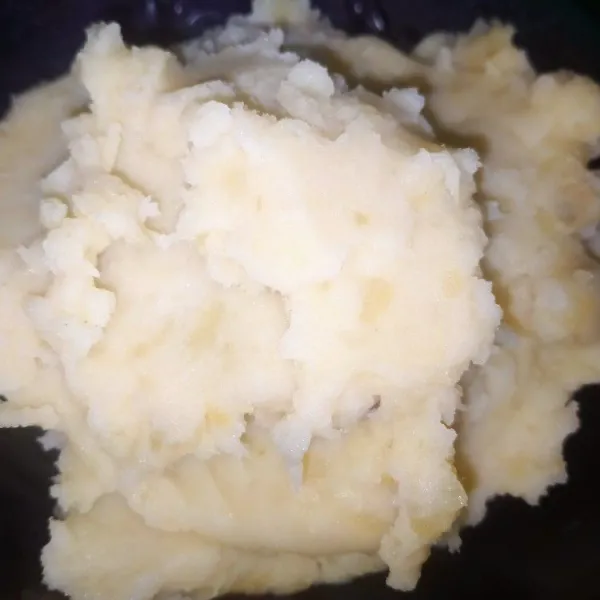 Kupas kulit kentang kemudian haluskan menggunakan garpu