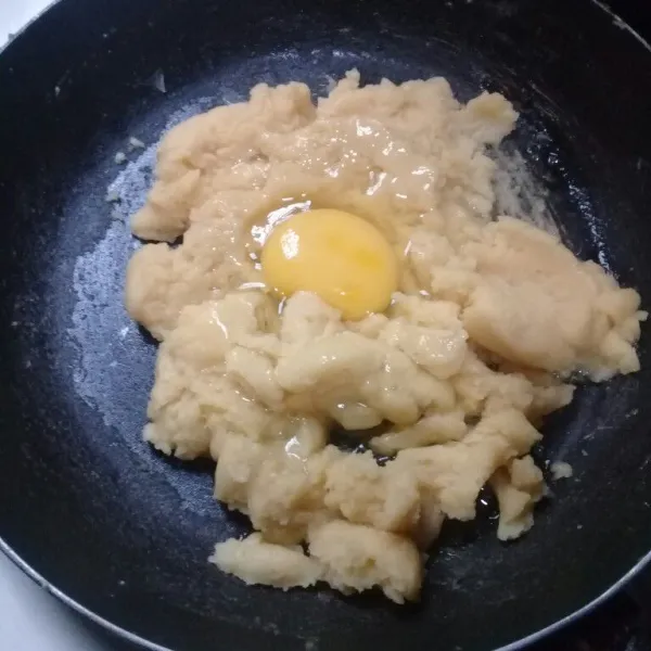 Masukkan telur aduk sampai tercampur rata