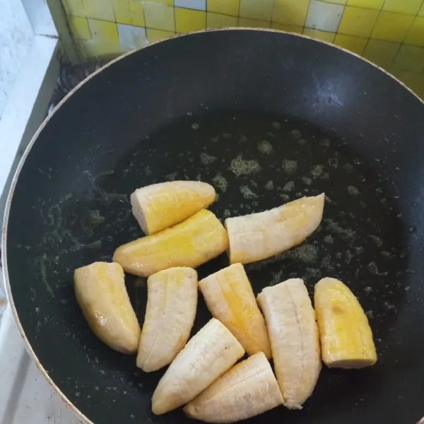 Kupas pisang, lalu bagi menjadi 2. Masak degan margarin di dalam wajan teflon hingga pisang kecoklatan.