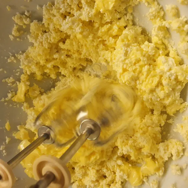 Mixer cream cheese bersama kental manis dan butter sampai lembut.
