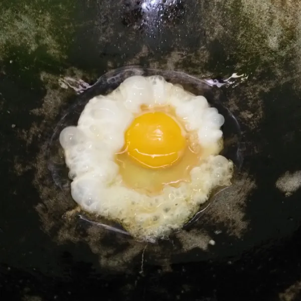 Ceplok telur satu persatu dan tiriskan.
