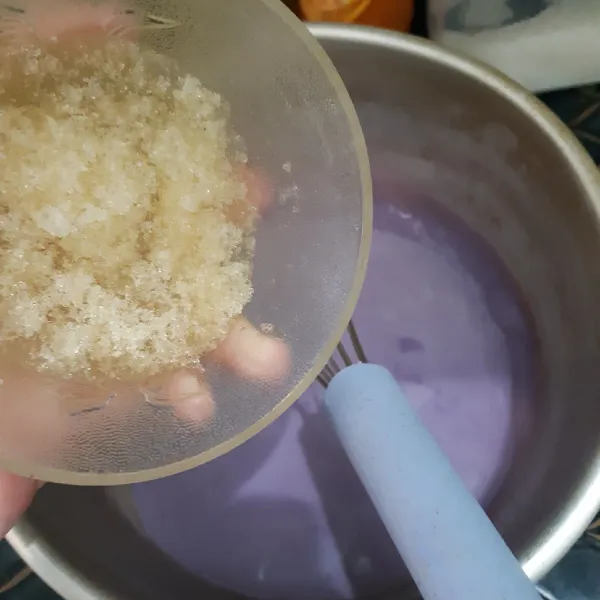 Masak fla dengan api sedang hingga mendidih, matikan api dan tambahkan gelatin yang sudah direndam dengan air dingin. Aduk menggunakan whisk sampai gelatin larut