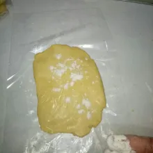 Setelah 2 jam,keluarkan dari kulkas lalu taburi terigu dan gilis sampai ketebalan 2 mm.