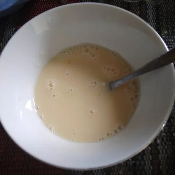 Campurkan kental manis putih, kuning telur, vanili cair, air dan tepung maizena. aduk rata kemudian saring.
