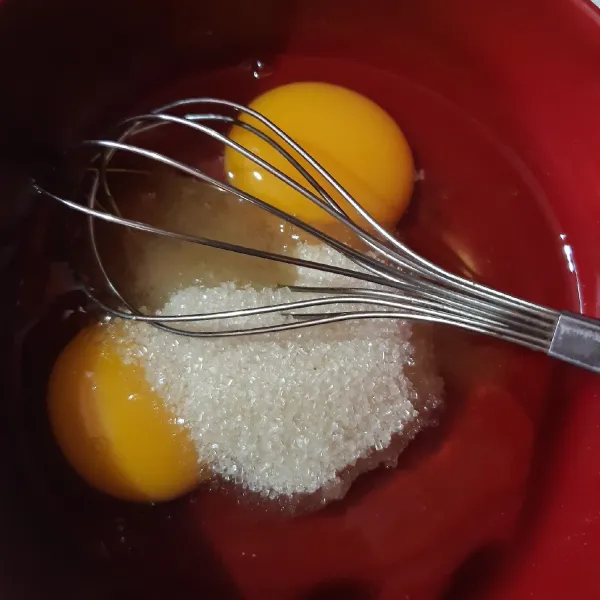 campur gula dan telur, aduk pakai wisk sampai tercampur rata.