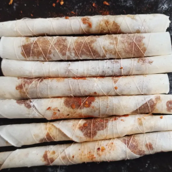 Ikat menggunakan benang supaya rapi.