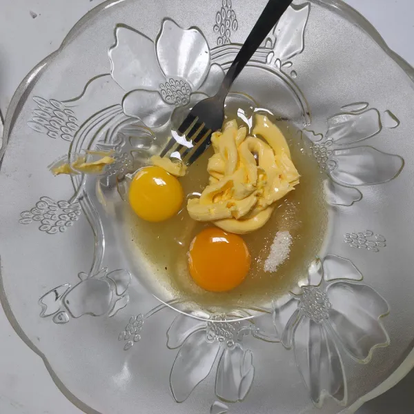 Campur telur, gula putih, dan mentega. Kocok dengan garpu hingga merata.