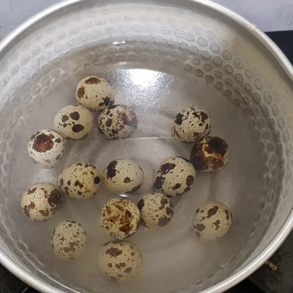 Rebus telur puyuh sampai matang.